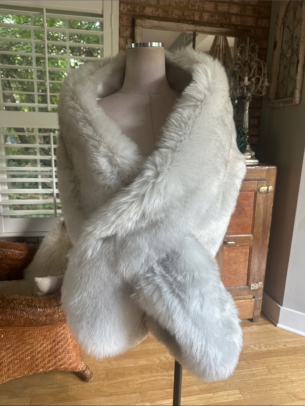 SISSILY DESIGNS FAUX FUR WRAP SHAWL WEDDING WINTER LARGE EXCELLENT
